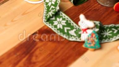 圣诞姜饼以鹿的形式，躺在美丽的丝带上。